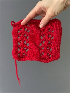 {{photo.Alt || photo.Description || 'Красная бобинная пряжа Hobbit Pecci Filati меринос (90%) па (10%)'}}